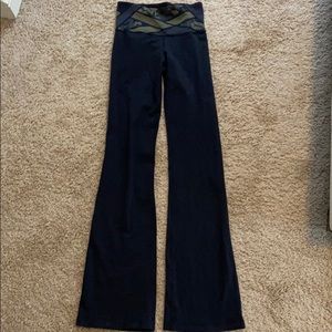 black lululemon yoga pants